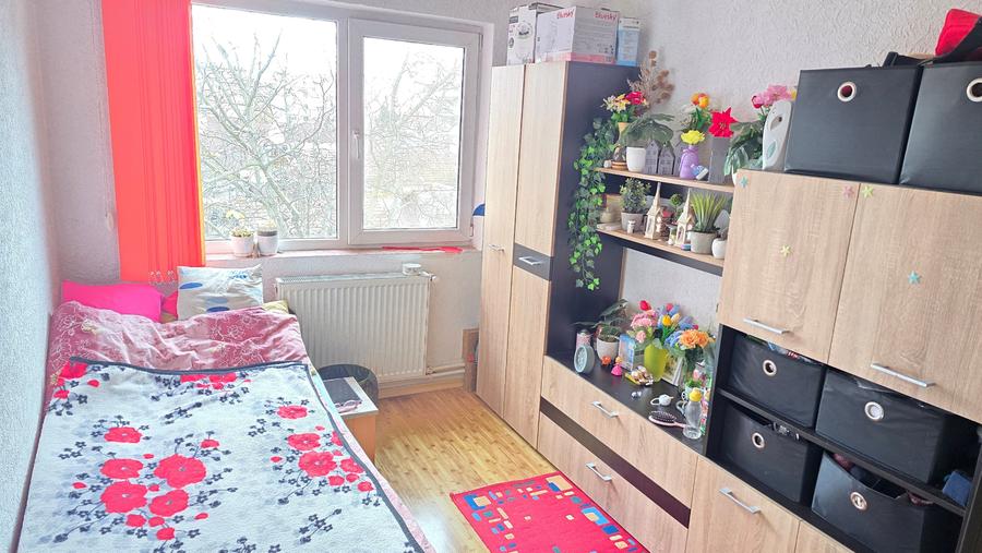 Apartament cu 3 camere semidecomandat în Gojdu