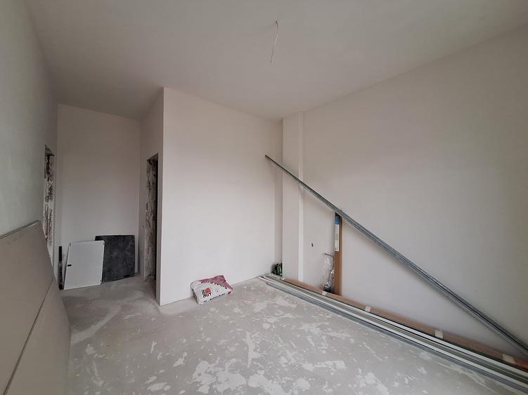 Apartament cu 3 camere semidecomandat în Florești