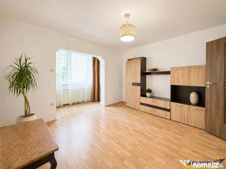 Apartament cu 3 camere semidecomandat în Dâmbu Pietros