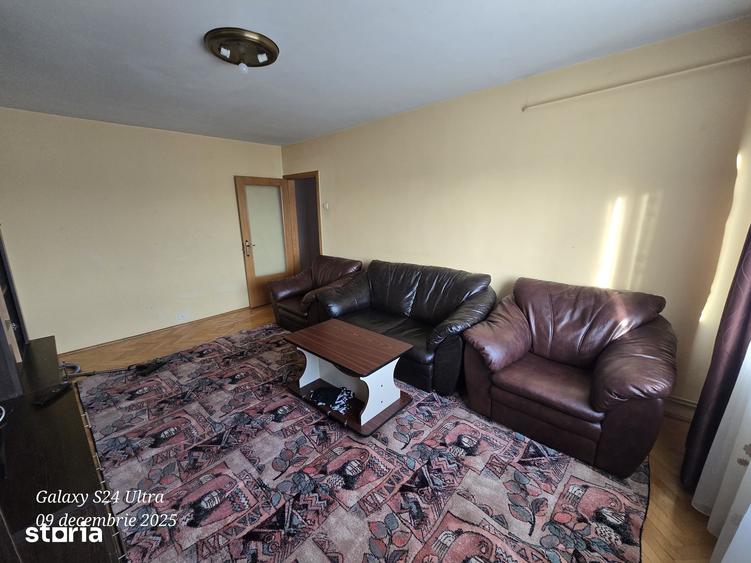 Apartament cu 3 camere decomandat în Calea București