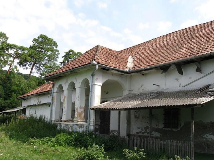 Casă cu 4 camere în Chiochiș