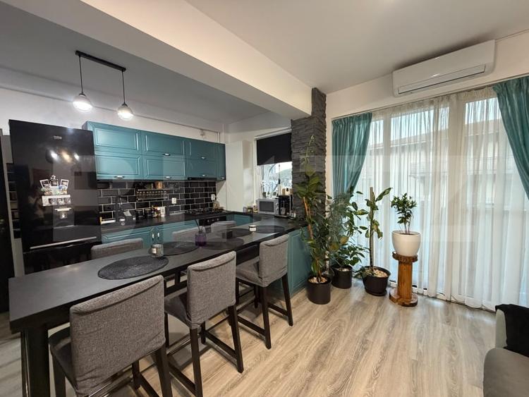 Apartament cu 3 camere semidecomandat, mobilat în Florești