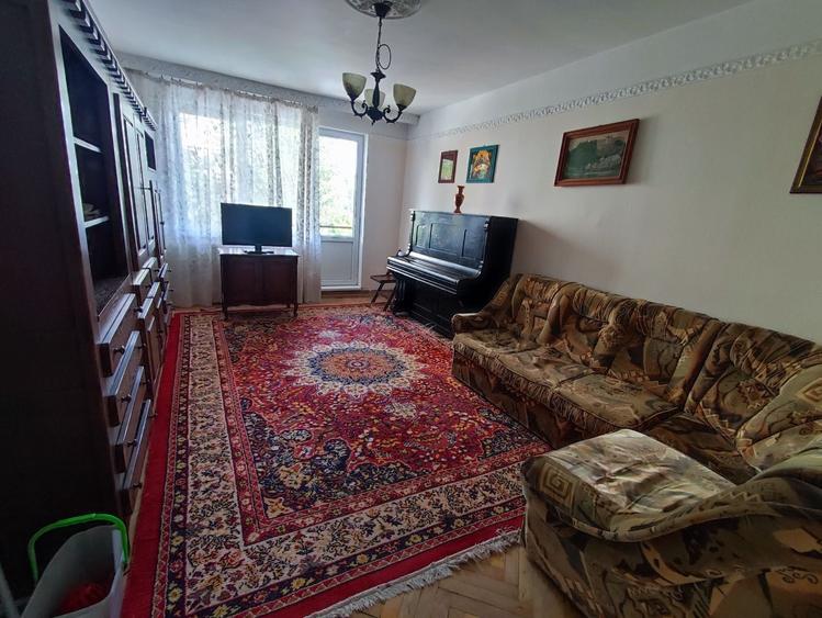 Apartament cu 3 camere decomandat în Central