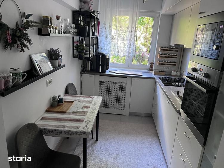 Apartament cu 3 camere semidecomandat în Titan