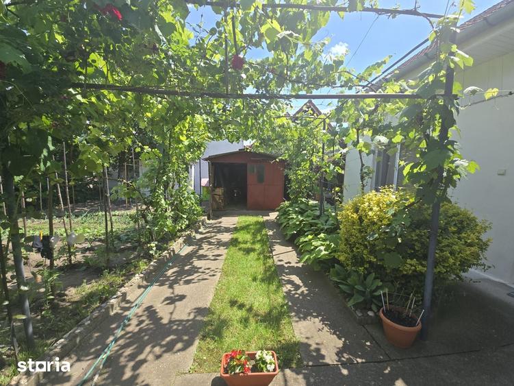 Casă cu 6 camere cu Teren 606 Mp în Lipoveni