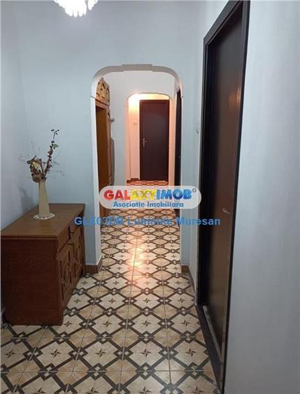Inchiriere apartament 3 camere decomandat Targoviste Central - 1