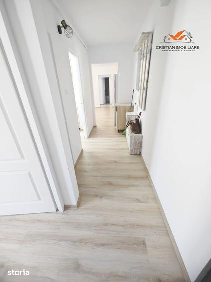 Apartament cu 3 camere semidecomandat în Cetate