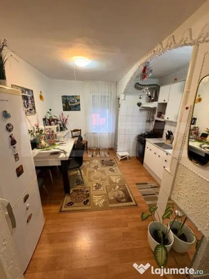 Apartament cu 4 camere decomandat, mobilat în Sângeorgiu de Mureș