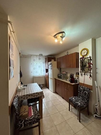Apartament cu 3 camere semidecomandat, mobilat în Lipovei
