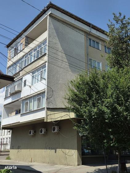 Apartament cu 4 camere semidecomandat în Central