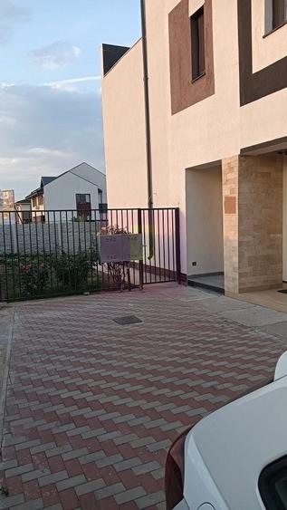 Duplex cu 4 camere cu Canalizare în Nord