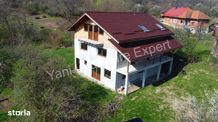 Casă cu 6 camere cu Teren 1175 Mp în Corbi