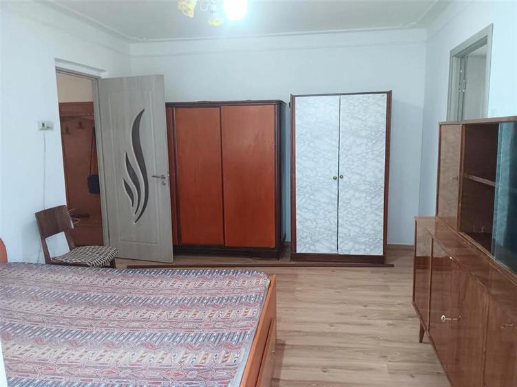 Apartament cu 2 camere semidecomandat, mobilat în Podu Roș