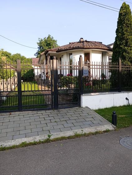 Casă cu 4 camere cu Teren 1400 Mp în Central
