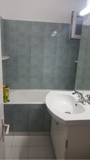 Apartament cu 3 camere semidecomandat în Podu Roș
