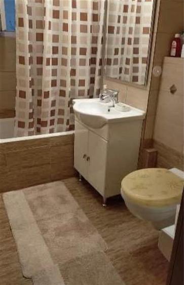 Apartament cu 3 camere semidecomandat, mobilat în Dâmbovița