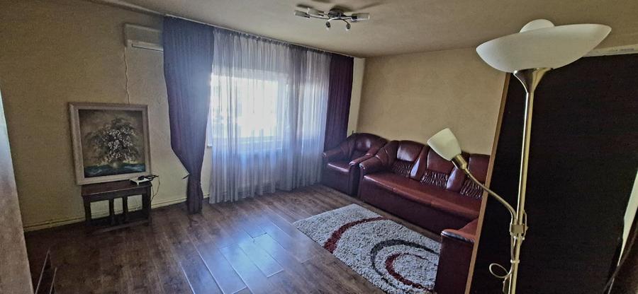 Apartament cu 3 camere decomandat în Drumul Sării