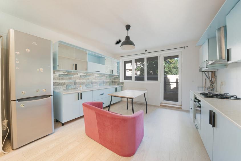 Apartament cu 3 camere semidecomandat, mobilat în Mihai Bravu