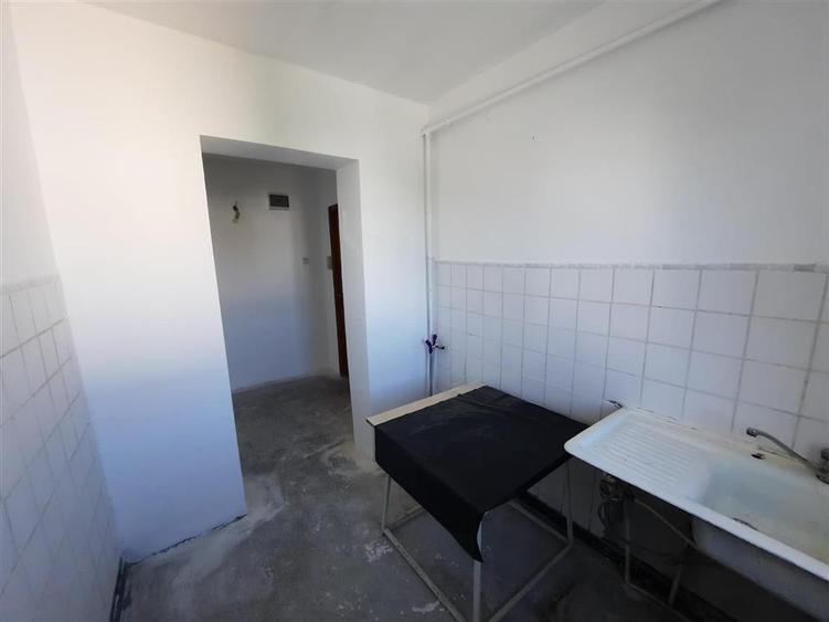 Apartament cu 2 camere semidecomandat în 9 Mai