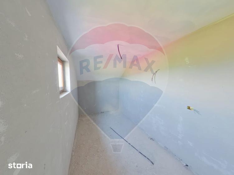 Casă cu 7 camere cu Teren 2124 Mp în Mara