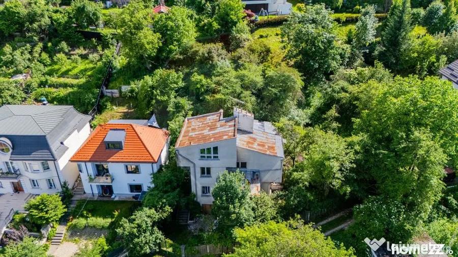 Casă cu 7 camere cu Teren 1056 Mp în Central