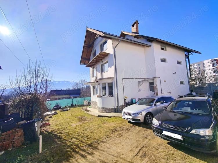 Casă cu 7 camere cu Teren 650 Mp în Central