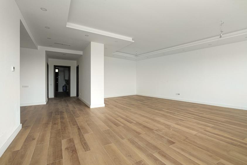 Apartament cu 4 camere decomandat în Herăstrău