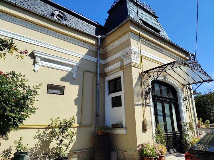 Casă cu 9 camere cu Canalizare în Central