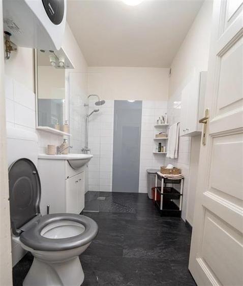 Casă individuală cu 8 camere cu Canalizare în Central