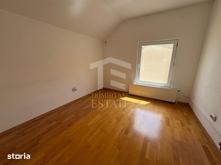 Casă cu 8 camere cu Teren 387 Mp în Central
