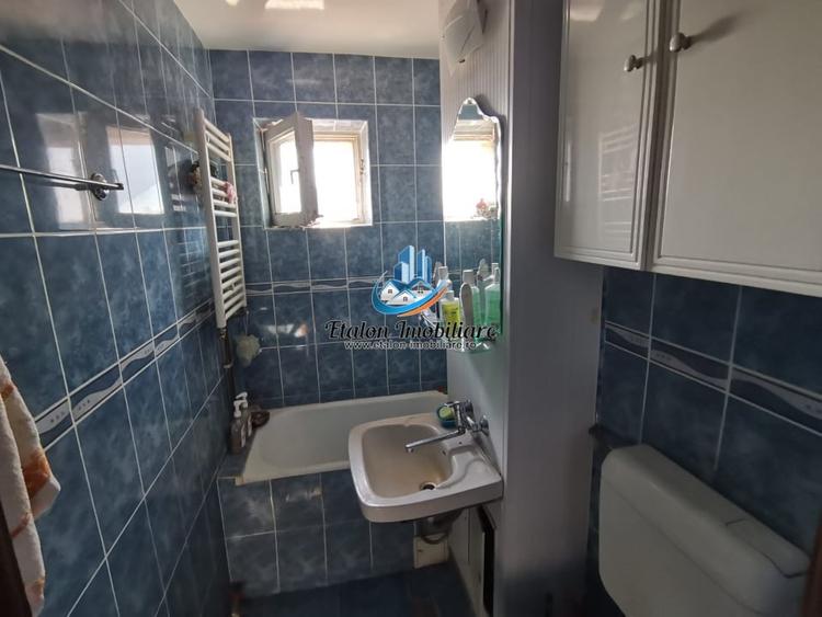 Apartament cu 3 camere semidecomandat în Periferie
