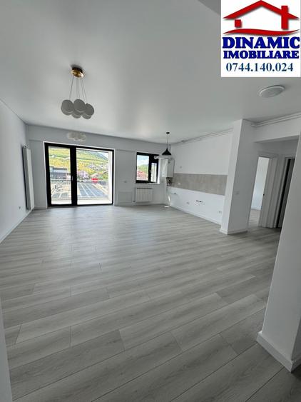 Apartament cu 3 camere semidecomandat în Calea Romanului