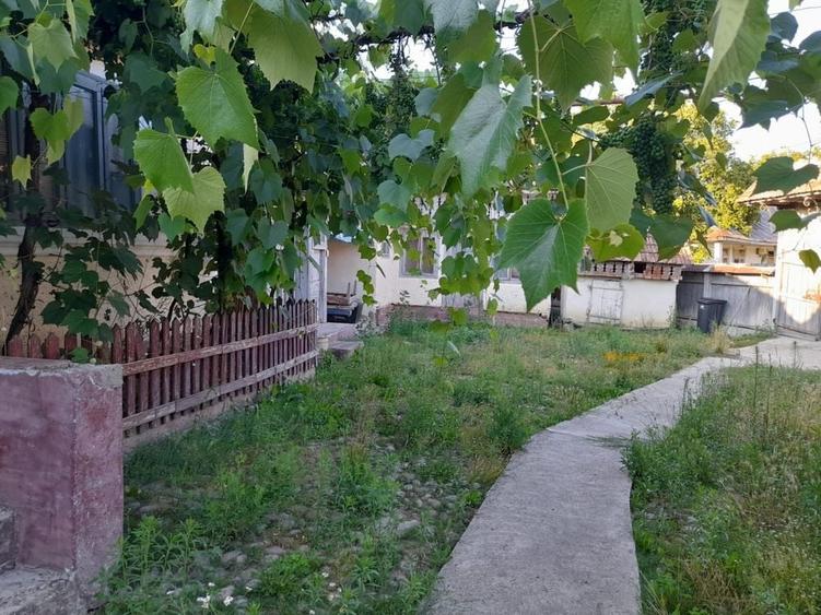 Casă cu 4 camere în Cașin