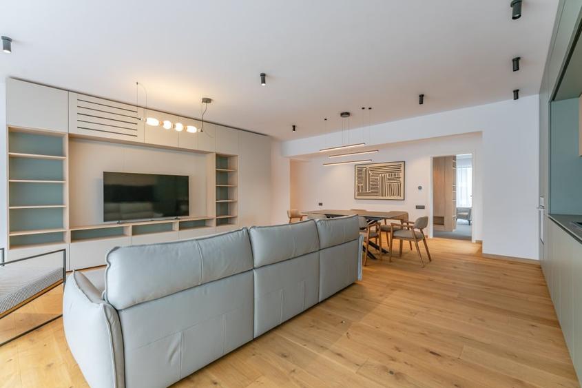 Apartament cu 4 camere decomandat, mobilat în Central