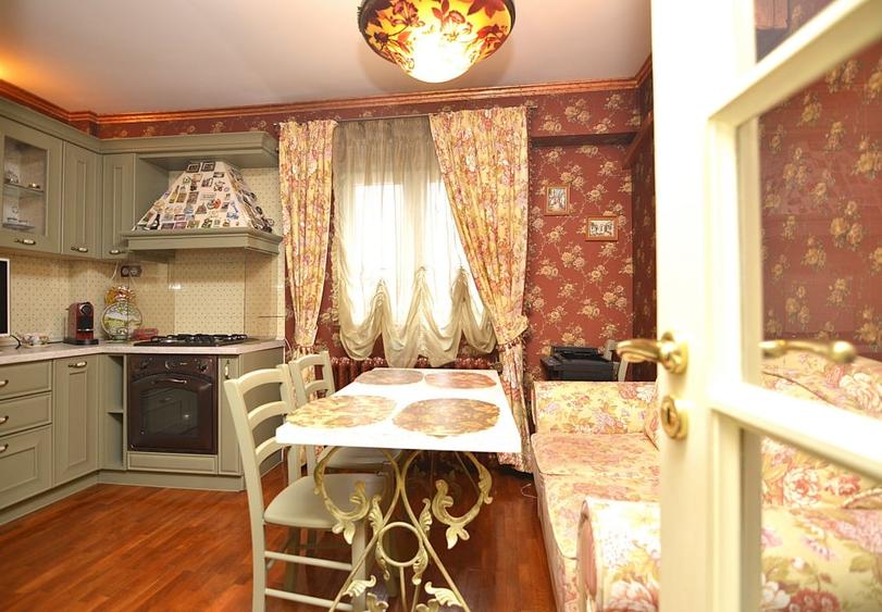 Apartament cu 3 camere decomandat, mobilat în Unirii