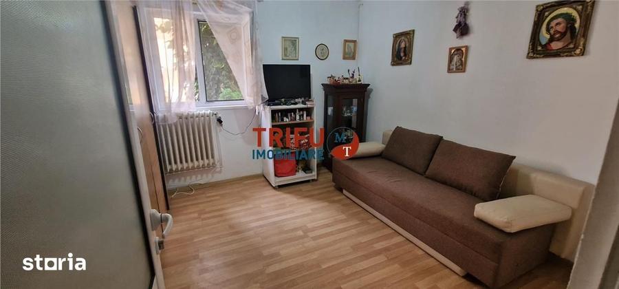 Apartament cu 3 camere semidecomandat în Cetate