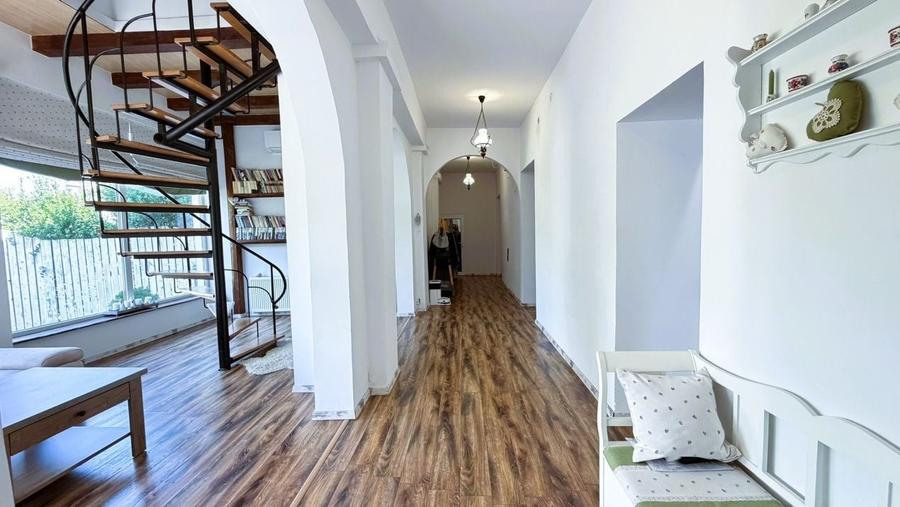 Casă individuală cu 5 camere cu Canalizare în Central
