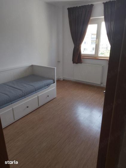 Apartament cu 4 camere în Văcăresti