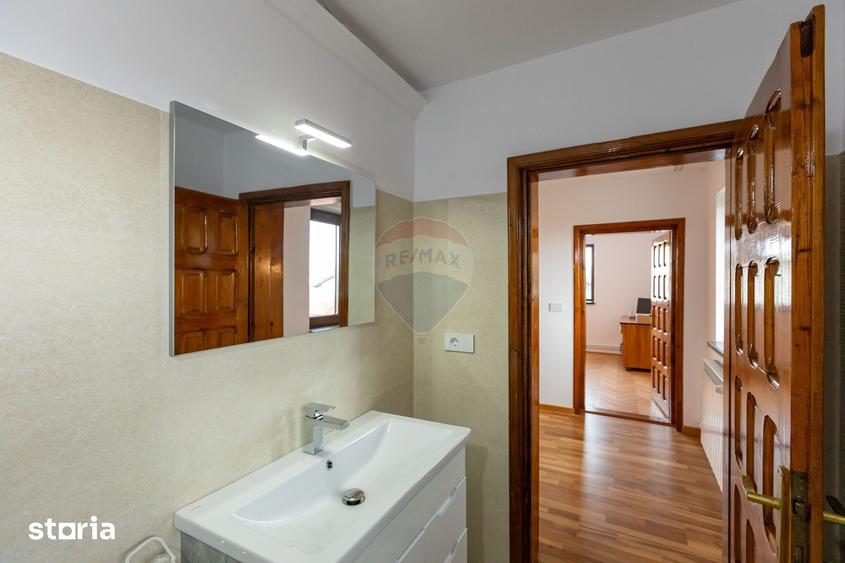 Casă cu 6 camere cu Teren 1710 Mp în Central