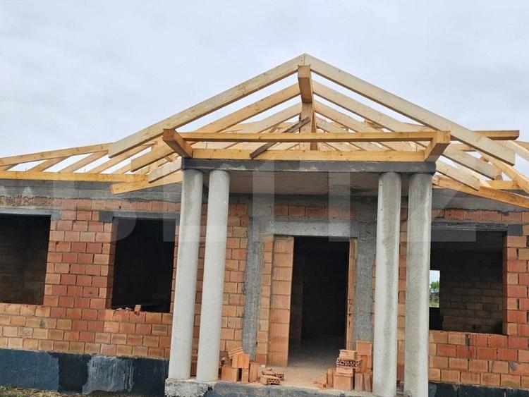 Casă individuală cu 4 camere cu Teren 500 Mp în Sânpetru