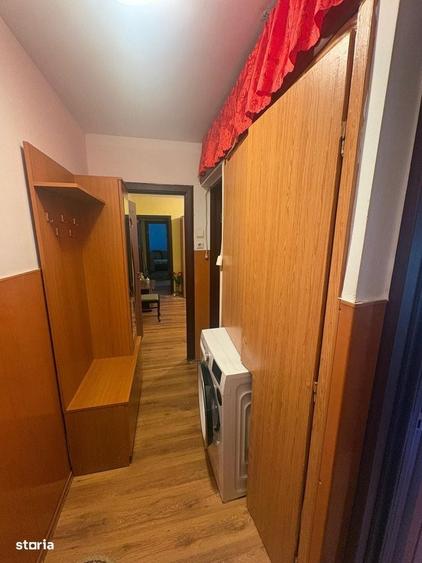Apartament cu 3 camere semidecomandat în Craiovița Nouă