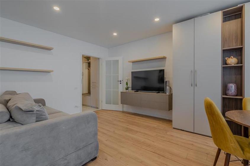 Apartament cu 3 camere semidecomandat, mobilat în Drumul Taberei