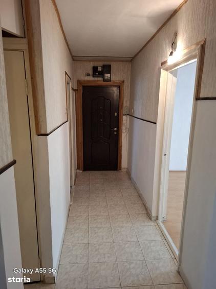Apartament cu 3 camere decomandat în Tractorul