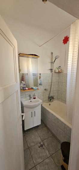 Casă individuală cu 4 camere cu Canalizare în Vatra Luminoasă