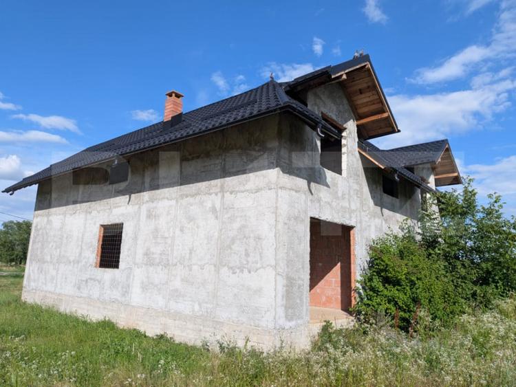 Casă cu 5 camere cu Teren 7500 Mp în Central