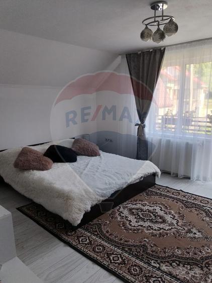 Casă individuală cu 6 camere cu Teren 3275 Mp în Periferie