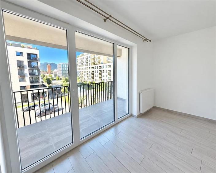 Apartament cu 3 camere decomandat în Tractorul