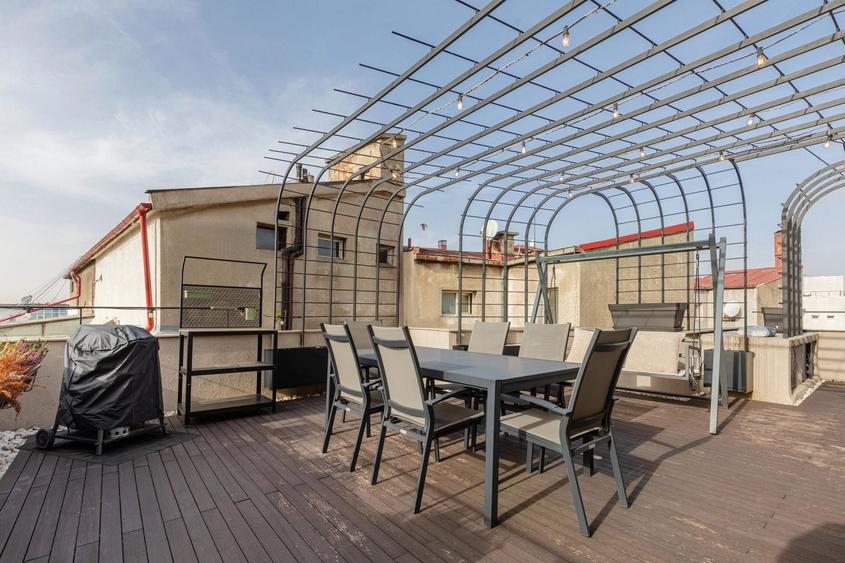 Apartament cu 4 camere, mobilat în P-ța Universității
