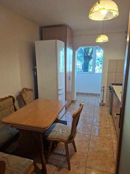 Apartament cu 3 camere decomandat în Florești
