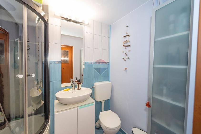 Apartament cu 3 camere semidecomandat, mobilat în Titan